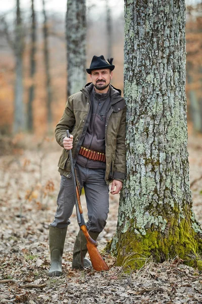 Cazador Cansado Con Arma Cañón Doble Apoyado Árbol Bosque — Foto de Stock