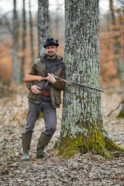 Cazador Cansado Con Arma Cañón Doble Apoyado Árbol Bosque — Foto de Stock