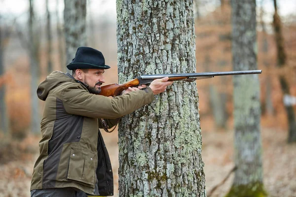 Cazador Con Arma Doble Cañón Escondido Detrás Del Árbol Apuntando — Foto de Stock