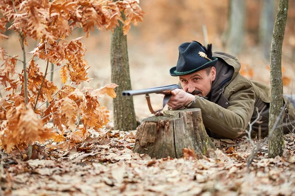 Hunter Con Arma Cañón Doble Busca Juego Bosque —  Fotos de Stock