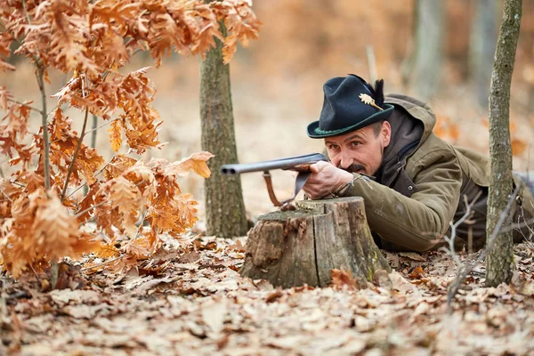 Jäger Mit Doppelbüchse Sucht Wild Wald — Stockfoto