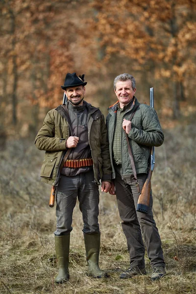 Zwei Jäger Stehen Mit Doppelbüchsen Gemeinsam Wald — Stockfoto