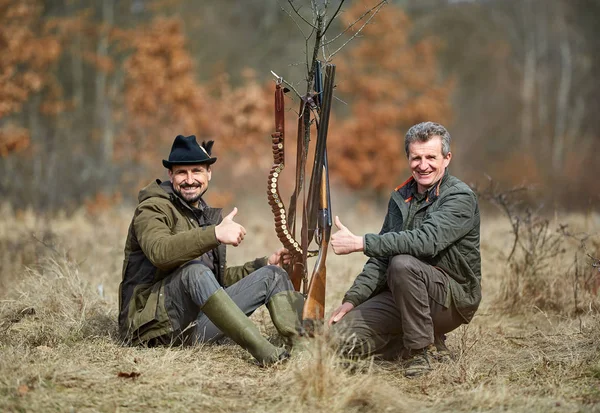 Zwei Jäger Sitzen Zusammen Wald Und Zeigen Daumen Hoch — Stockfoto