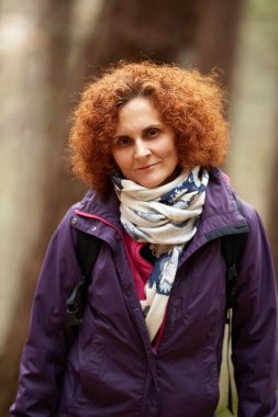 Kadın bir iz üzerinde hiking