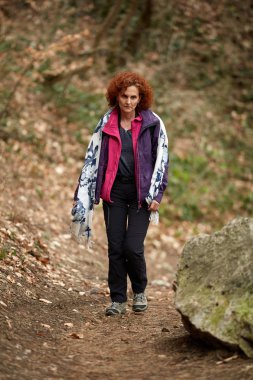 Kadın bir iz üzerinde hiking