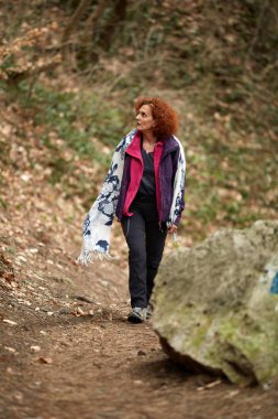 Kadın bir iz üzerinde hiking