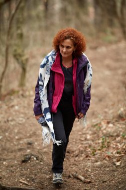 Kadın bir iz üzerinde hiking
