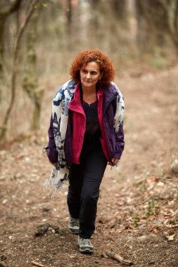 Kadın bir iz üzerinde hiking