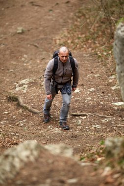 Uzun yürüyüşe çıkan kimse bir iz sırt ile