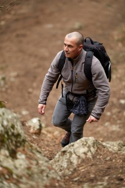 Uzun yürüyüşe çıkan kimse bir iz sırt ile