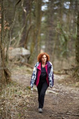 Kadın bir iz üzerinde hiking