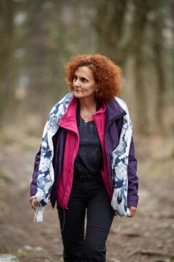 Kadın bir iz üzerinde hiking