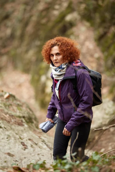 女性のトレイル ハイキング — ストック写真