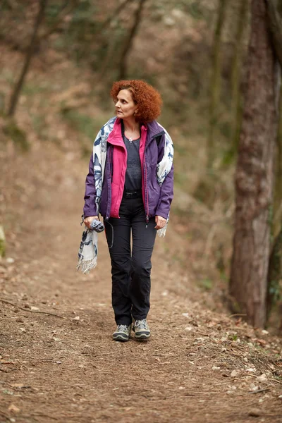 Mulher caminhando em um trilho — Fotografia de Stock