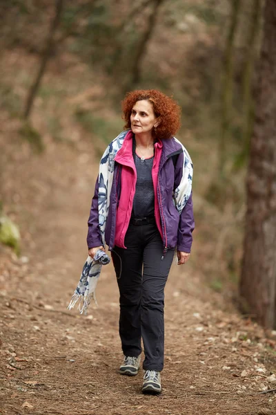 Woman hiking on a trail — Stock Photo, Image