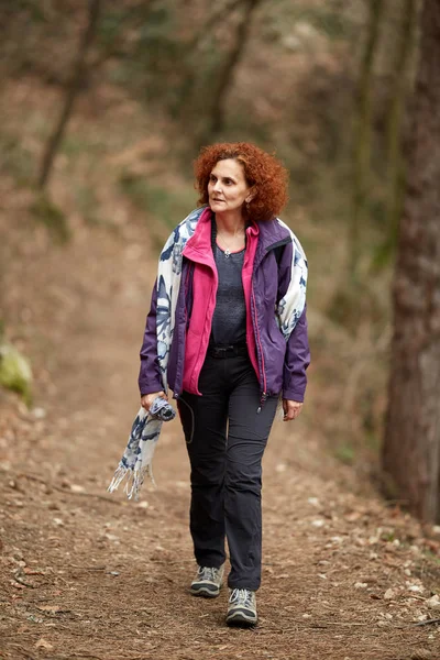 Femme randonnée sur un sentier — Photo