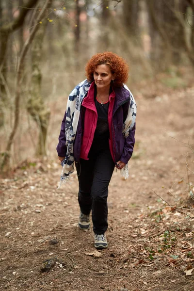 Frau wandert auf Wanderweg — Stockfoto