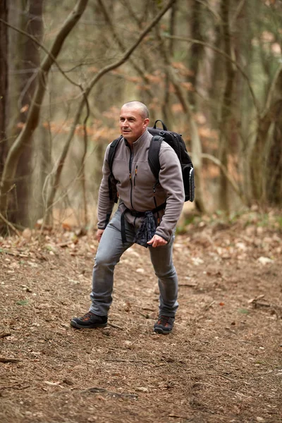 Wandelaar met rugzak op een parcours — Stockfoto