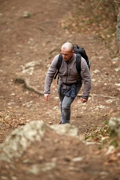 Hiker with backpack on a trail — Stock Photo, Image