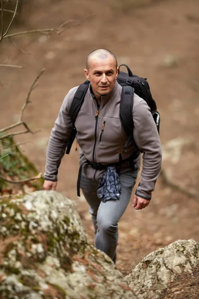 Caminhante com mochila em uma trilha — Fotografia de Stock