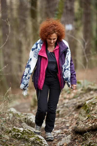 Frau wandert auf Wanderweg — Stockfoto