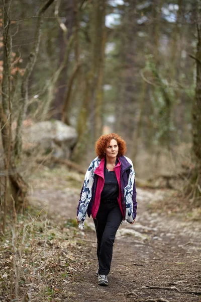 Mulher caminhando em um trilho — Fotografia de Stock