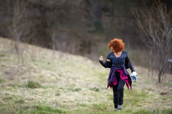 Frau wandert auf Wanderweg — Stockfoto