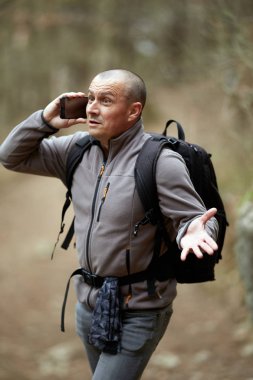 Hiking, hareket eden yön sorma konuşan sırt çantası olan adam