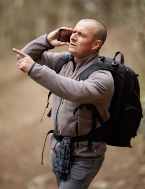 Hiking, hareket eden yön sorma konuşan sırt çantası olan adam