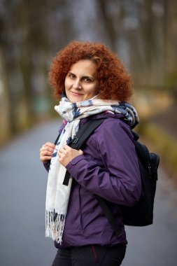 Sırt çantası olan Kızıl saçlı kadın portresi