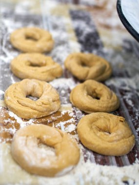 Eski tablo açık kırsal ev yapımı simit closeup pişmiş