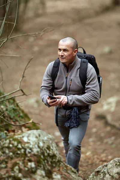 Muž Kontrola Mapy Gps Zařízení Zatímco Pěší Turistika Lese — Stock fotografie