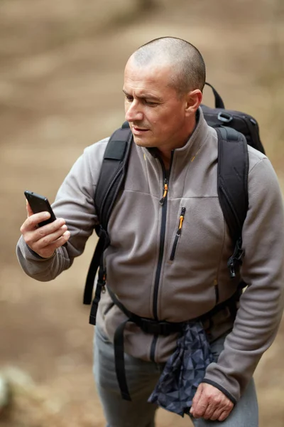 Hombre Verificando Mapa Dispositivo Gps Mientras Camina Bosques —  Fotos de Stock