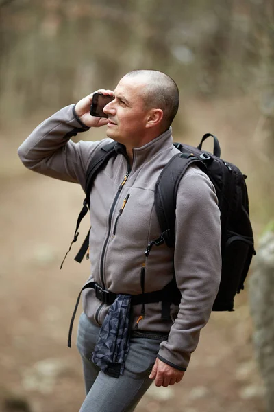 Mann Mit Rucksack Wandert Telefoniert Mit Handy Und Fragt Nach — Stockfoto