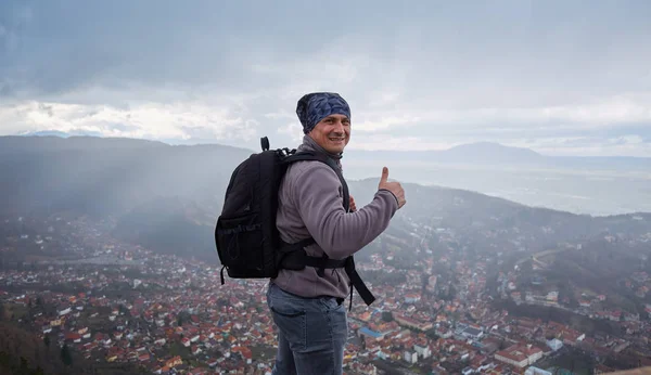 Caminante Con Mochila Mostrando Pulgar Hacia Arriba Fondo Ciudad — Foto de Stock