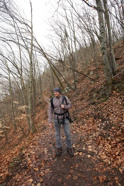 Turista Masculino Con Mochila Caminando Parque Día Lluvioso —  Fotos de Stock