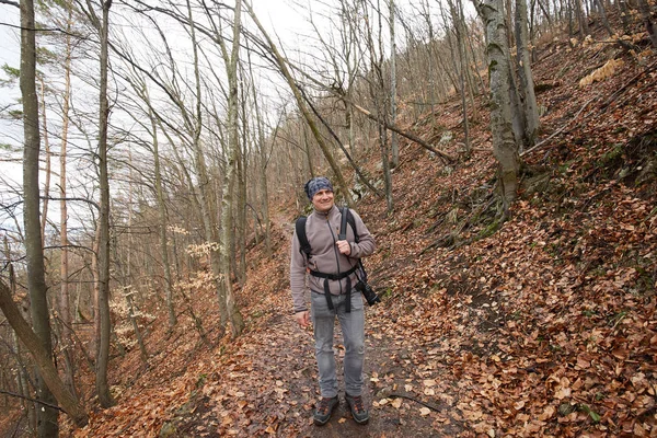 Turista Masculino Com Mochila Andando Parque Dia Chuvoso — Fotografia de Stock