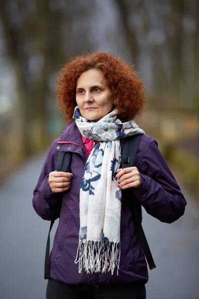 Portret Van Roodharige Vrouw Met Rugzak — Stockfoto