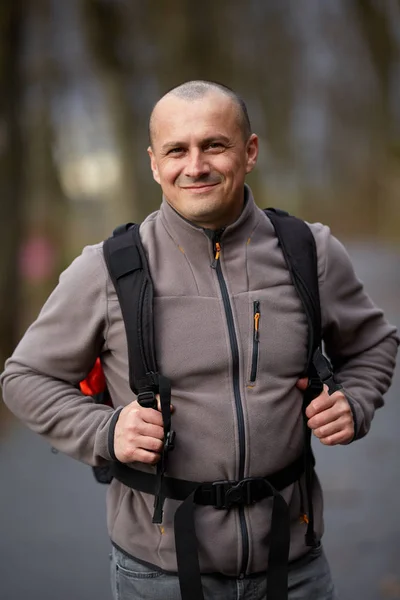 Turista Con Zaino Sorridente Passeggiando Nel Parco — Foto Stock