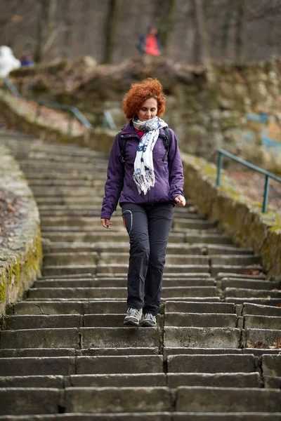 Roodharige Vrouw Met Rugzak Naar Beneden Oude Stenen Trap Park — Stockfoto