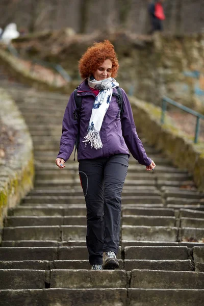 Rusovláska Žena Batohem Jít Dolů Starých Kamenných Schodech Parku — Stock fotografie
