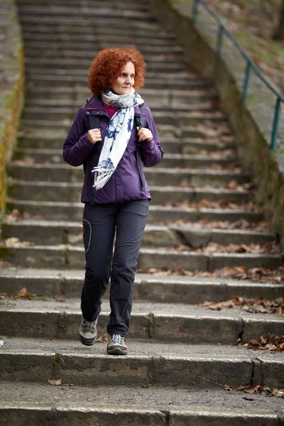 Rothaarige Frau Mit Rucksack Spaziert Park — Stockfoto