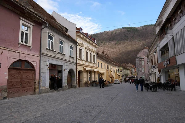 Брашов Румыния Апреля 2018 Года Люди Идут Старым Улицам Города — стоковое фото