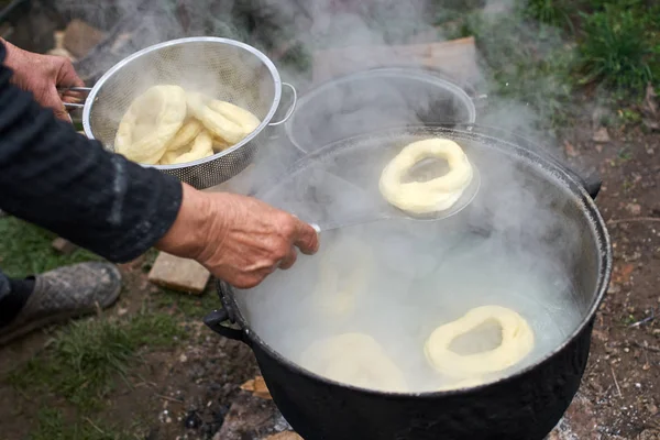 Eski Erkek Haşlanmış Alarak Simit Dökme Demir Pot Dışında Eller — Stok fotoğraf