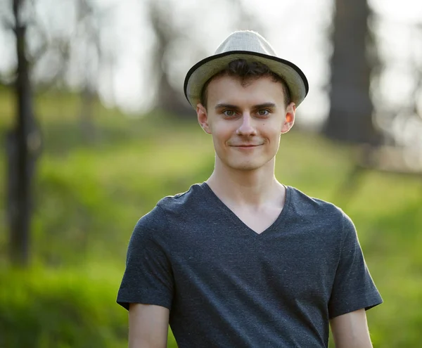 Retrato Primer Plano Joven Guapo Con Camiseta Sombrero Beige Campo — Foto de Stock