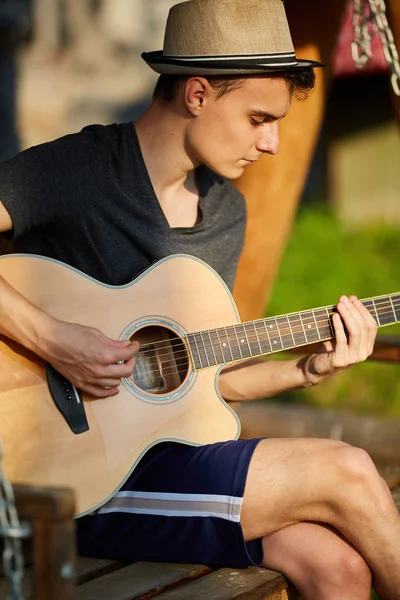 Красивий Молодий Чоловік Грає Гітарі Сидячи Свіжому Повітрі — стокове фото