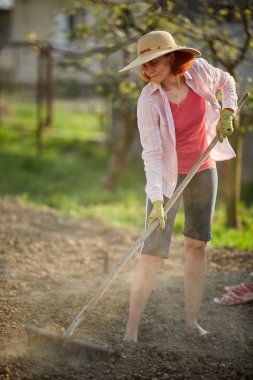Bahar bahçe komisyon çalışma şapkalı kadın çiftçi