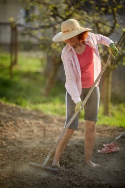 tam uzunlukta Arazi ekime hazırlanması komisyon ile kadın çiftçi