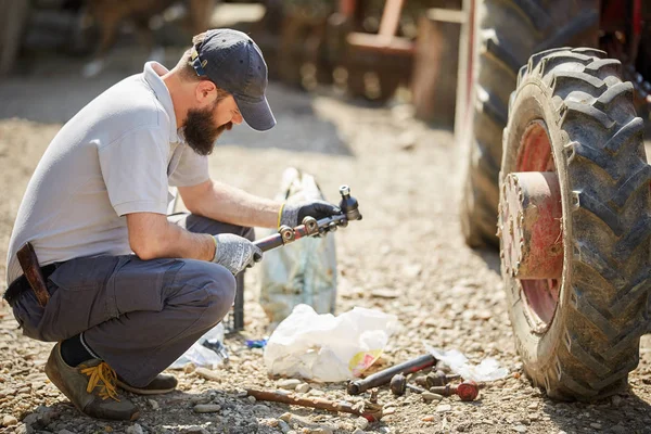 Young Farmer Repairing His Tractor Sunny Day — Stock Photo, Image