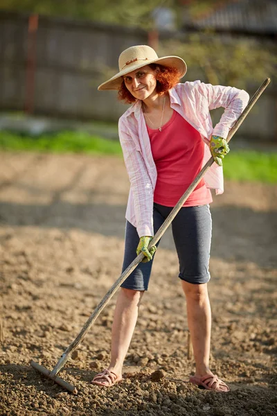 Agricultrice Chapeau Travaillant Avec Râteau Dans Jardin Printemps — Photo